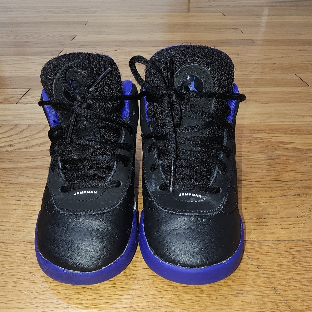 Toddler boys jordan sneakers for kids color black white and purple like new.